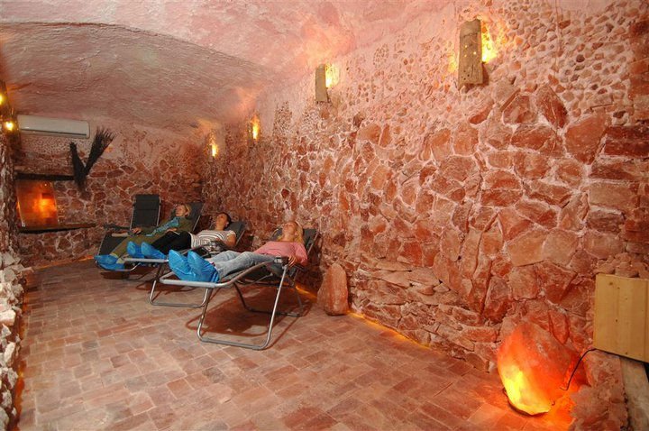 himalayan_natural_crystal_rock_salt_tiles_bricks_blocks_for_salt_caves_rooms_3